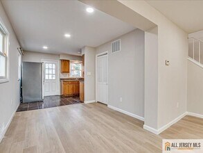 11 Hyde Ave in Woodbridge Township, NJ - Foto de edificio - Building Photo