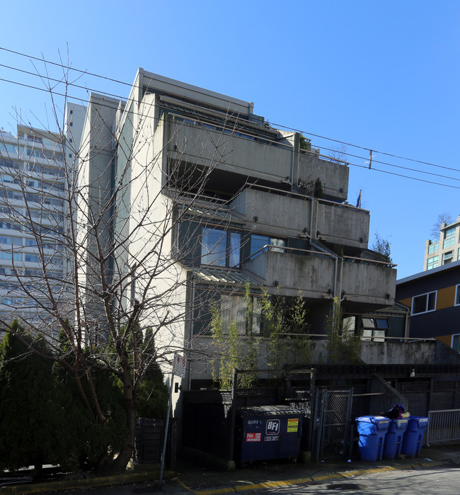 Pendrell Place in Vancouver, BC - Building Photo - Building Photo