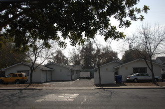 574 W Stuart Ave in Clovis, CA - Building Photo - Building Photo