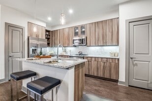 LTD West Commerce in Dallas, TX - Building Photo