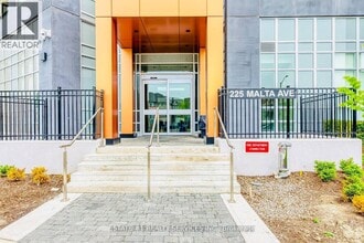 225 Malta Ave. in Brampton, ON - Building Photo - Building Photo