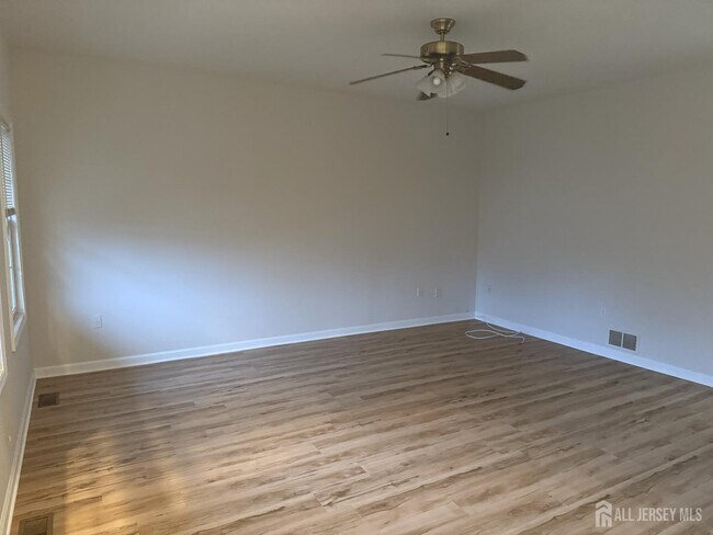 555 Georges Rd in Dayton, NJ - Building Photo - Building Photo