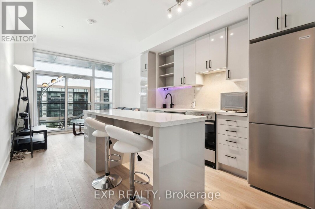 50-350 George Butchart Dr in Toronto, ON - Building Photo
