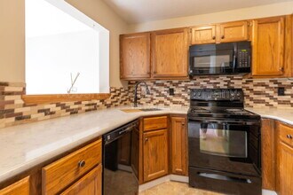 85 N Main St in East Hampton, CT - Foto de edificio - Building Photo