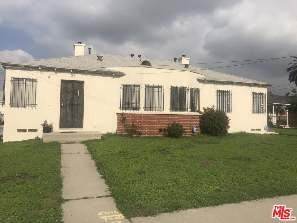 1125 W Spruce St in Compton, CA - Building Photo