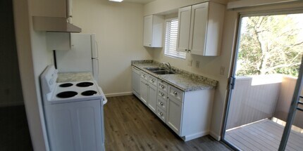 1671 Bramble Pl, Unit #3 in Redding, CA - Building Photo - Building Photo