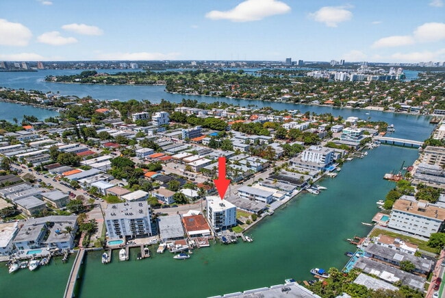 8125 Crespi Blvd in Miami Beach, FL - Building Photo - Building Photo