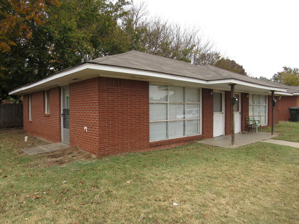 607 Hoover St in Norman, OK - Building Photo