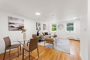 24 Concord Sq, Unit 6 in Boston, MA - Building Photo
