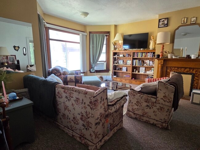 165 W Broadway St, Unit 2 in Winona, MN - Foto de edificio - Building Photo