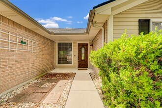 7702 Tierra Verde Dr in Houston, TX - Foto de edificio - Building Photo