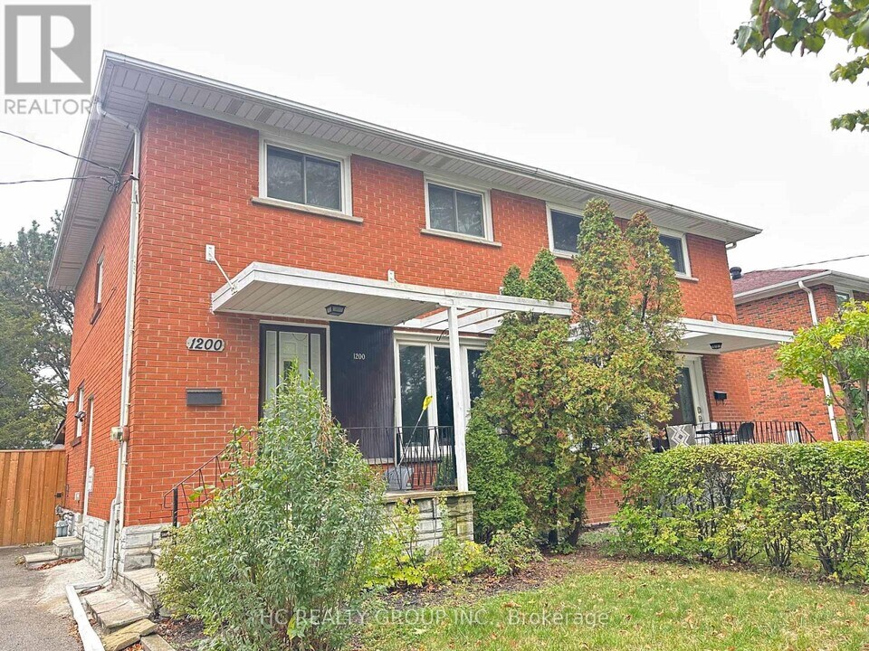 1200 Kingsholm Dr in Mississauga, ON - Building Photo