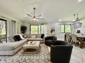 216 Club Dr in Palm Beach Gardens, FL - Building Photo - Building Photo