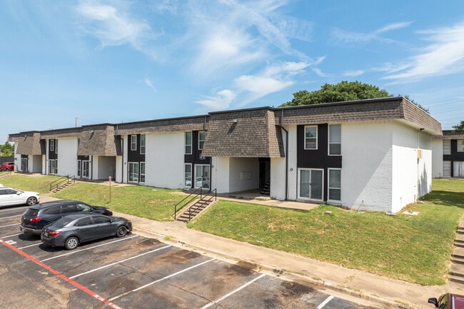 Estrella Apartments in Dallas, TX - Building Photo - Building Photo