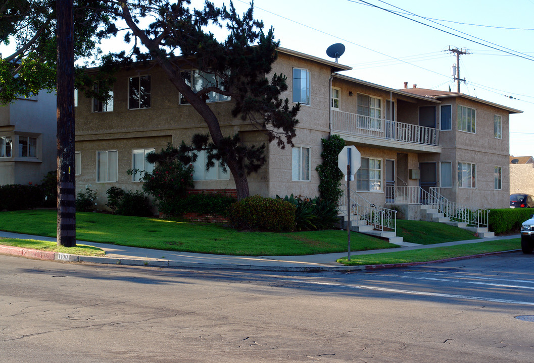 1100 E Imperial Ave in El Segundo, CA - Building Photo