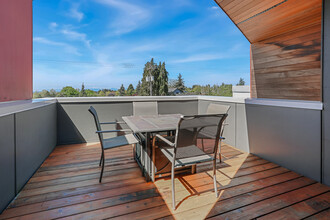 6704 15th Ave NW in Seattle, WA - Foto de edificio - Building Photo