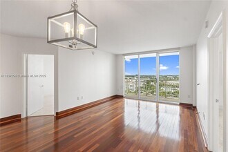 19501 W Country Club Dr, Unit 1610 in Aventura, FL - Building Photo - Building Photo