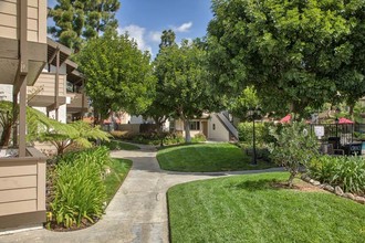 Briar Villa Apartments in Orange, CA - Foto de edificio - Building Photo