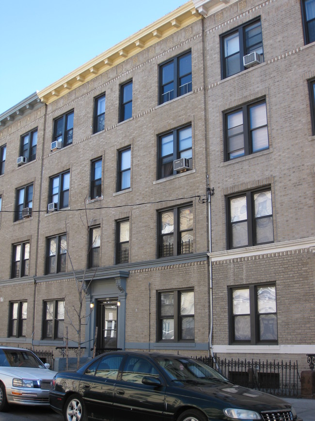 61-26 Woodbine St in Flushing, NY - Foto de edificio - Building Photo