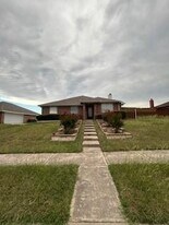 1046 Waterview Dr in Cedar Hill, TX - Building Photo