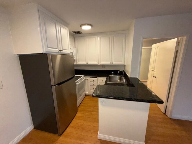 10760 Rose Ave in Los Angeles, CA - Building Photo - Building Photo