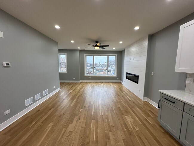 4942 W Belden St, Unit #2 in Chicago, IL - Foto de edificio - Building Photo