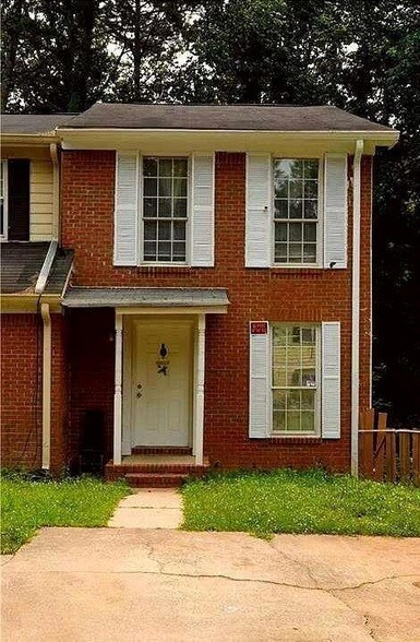 852 Glynn Oaks Dr in Clarkston, GA - Building Photo