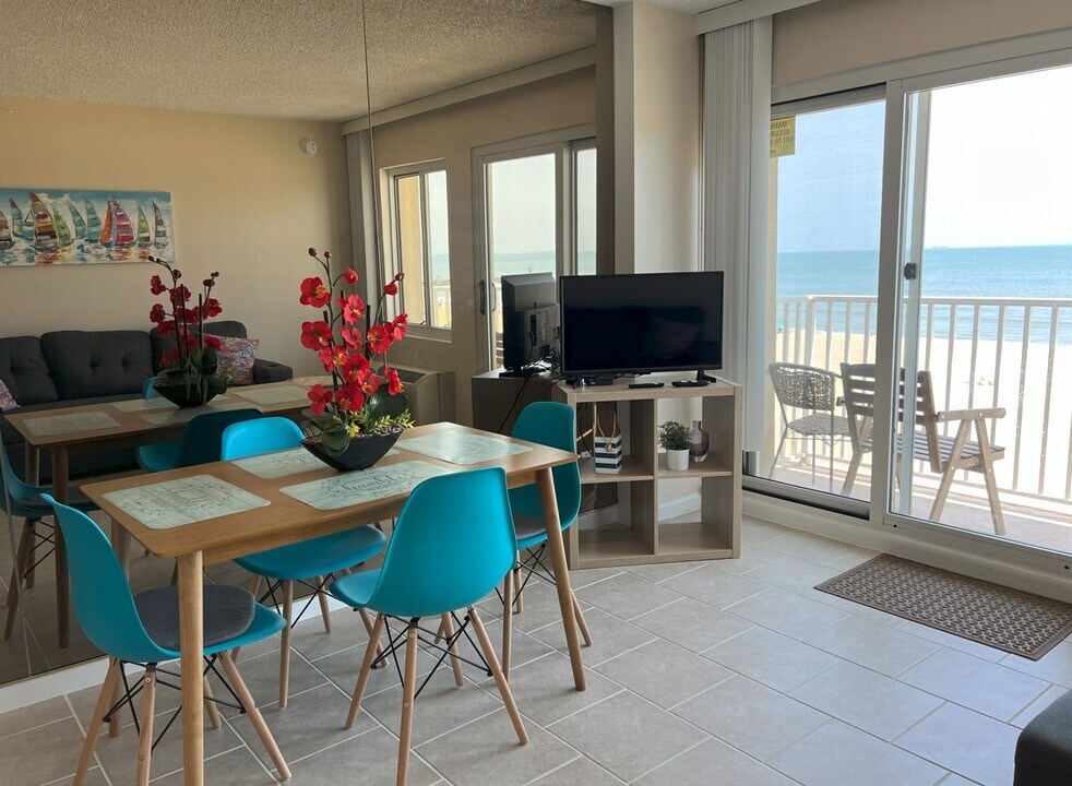 303 Atlantic Ave, Unit 402 in Virginia Beach, VA - Building Photo