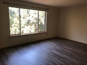 Churchill Downs Apartments in Portland, OR - Building Photo - Building Photo