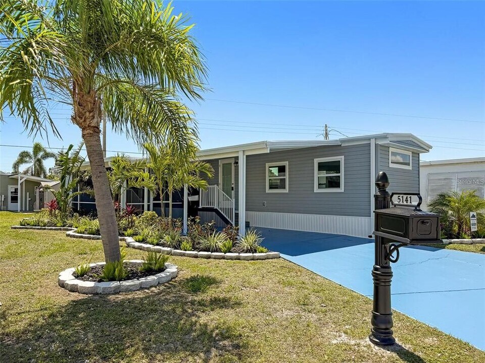 5141 Oakland Hills Ave in Sarasota, FL - Building Photo