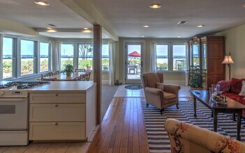 61 Milford Point Rd in Milford, CT - Building Photo - Building Photo