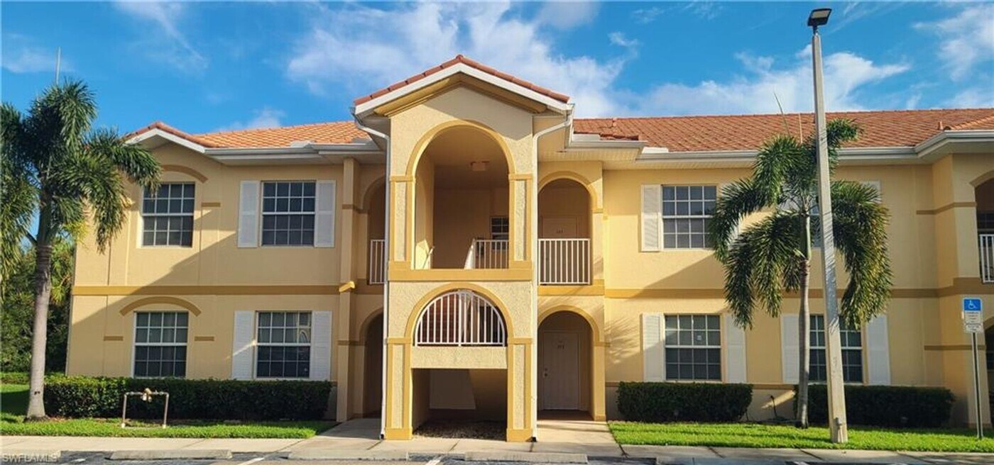 950 Hancock Creek S Blvd in Cape Coral, FL - Building Photo