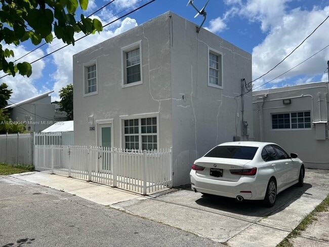 2262 SW 17th St in Miami, FL - Building Photo - Building Photo