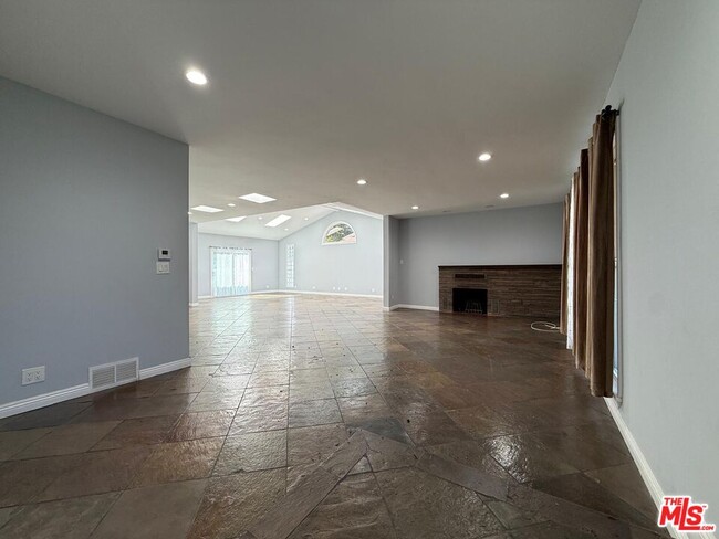 15962 Gault St in Los Angeles, CA - Building Photo - Building Photo