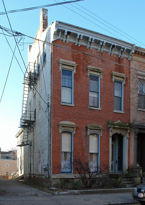 845 Dayton St in Cincinnati, OH - Building Photo