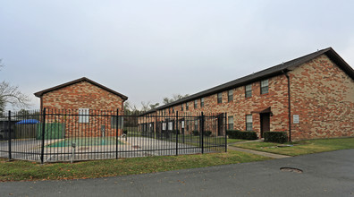 Oakridge Square Townhomes in Beaumont, TX - Building Photo - Building Photo