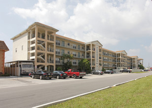 Floranada Apartments in Oakland Park, FL - Foto de edificio - Building Photo