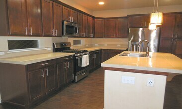 1306 89th Ave SE in Tumwater, WA - Foto de edificio - Building Photo