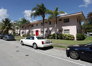 331 Madeira Ave in Coral Gables, FL - Foto de edificio - Building Photo