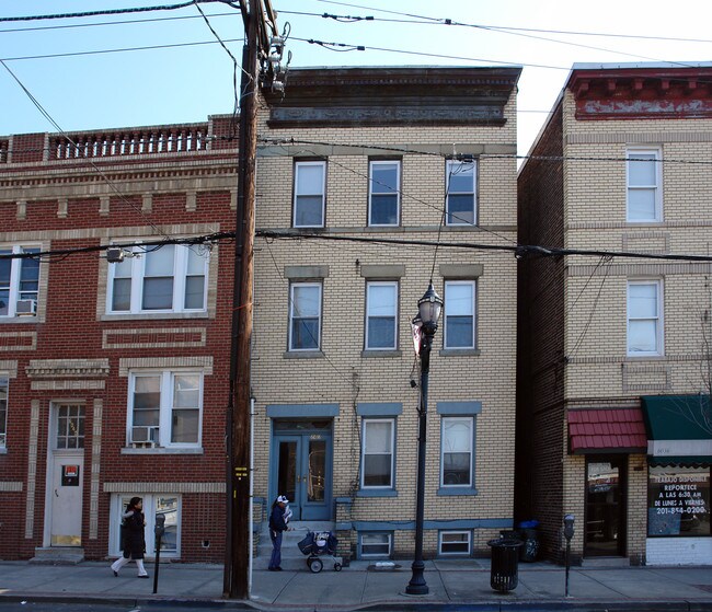 6038 Park Ave in West New York, NJ - Foto de edificio - Building Photo