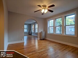 546 W Surf St, Unit 540-3N in Chicago, IL - Building Photo
