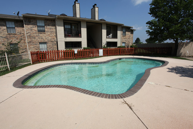 Emerald Gardens in Ennis, TX - Building Photo - Building Photo