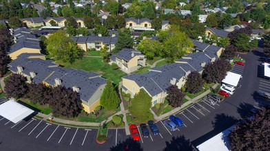 Commons at Hawthorn Village Apartments in Hillsboro, OR - Foto de edificio - Building Photo