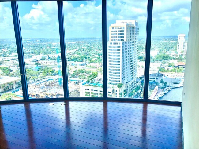 333 Las Olas Way, Unit #2501 in Fort Lauderdale, FL - Foto de edificio - Building Photo