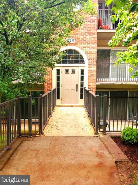 878 College Pkwy in Rockville, MD - Building Photo
