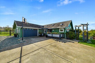 6060 Humboldt Hill Rd in Eureka, CA - Building Photo - Building Photo