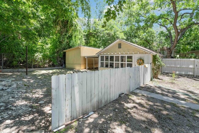 716 E Losoya St in Del Rio, TX - Foto de edificio - Building Photo