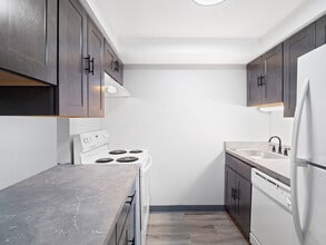 Pinegrove Apartments in Elyria, OH - Foto de edificio - Building Photo