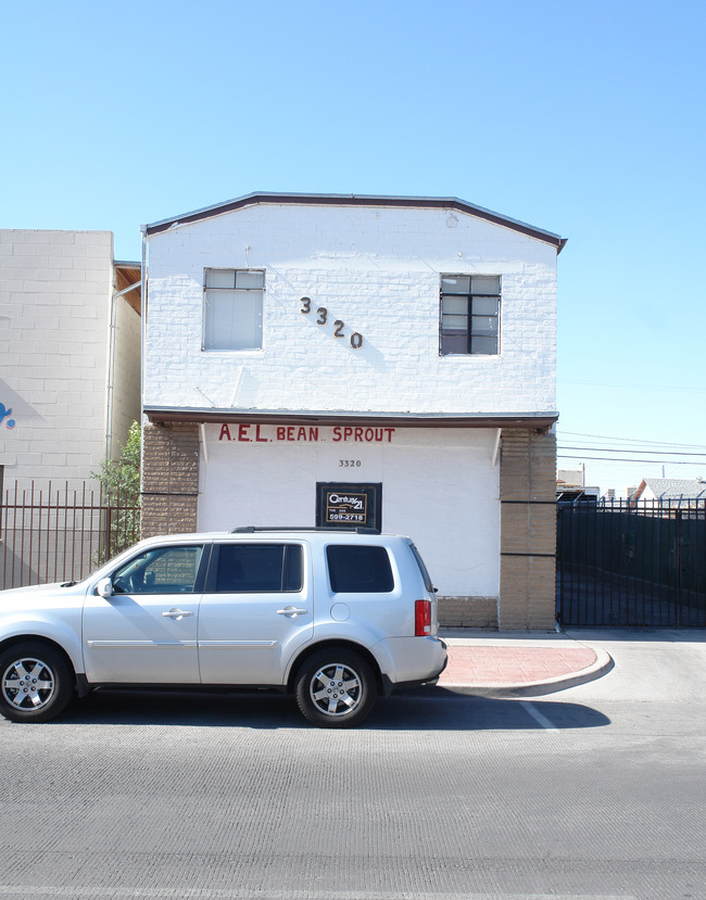 3320 Alameda Ave in El Paso, TX - Building Photo - Building Photo