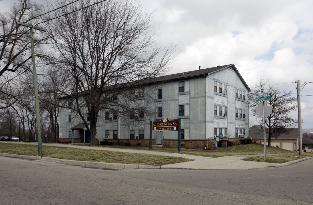 C. J. McLin Sr. Apartments in Dayton, OH - Foto de edificio